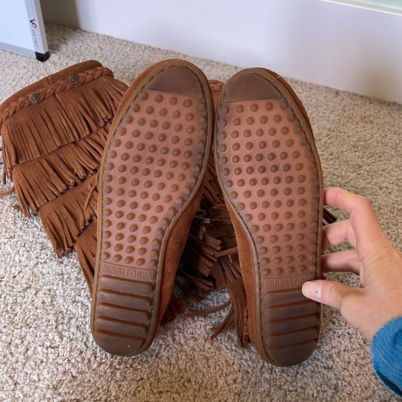 Minnetonka Moccasin boots, 5 layer fringe. Brown. New. Size 9. - Picture 4 of 7